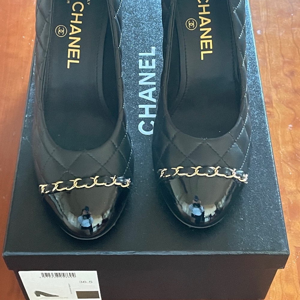 Chanel Black pump - Gold logo